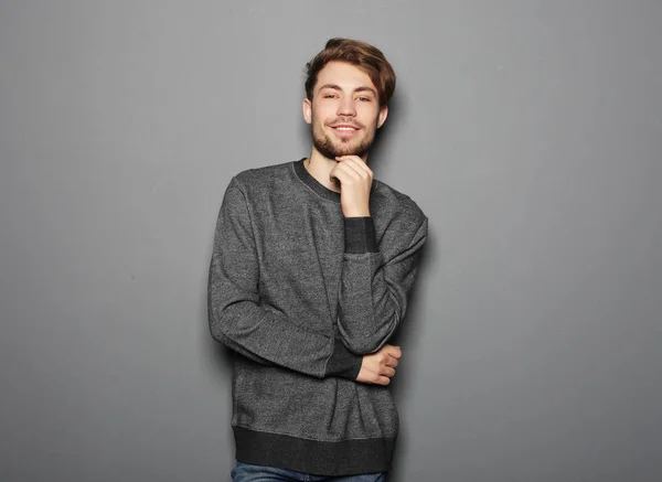 Eleganter junger gutaussehender Mann. Modeporträt im Studio. — Stockfoto