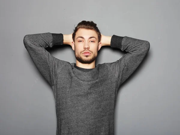 Schöner junger Mann in schicker Freizeitkleidung blickt in die Kamera — Stockfoto