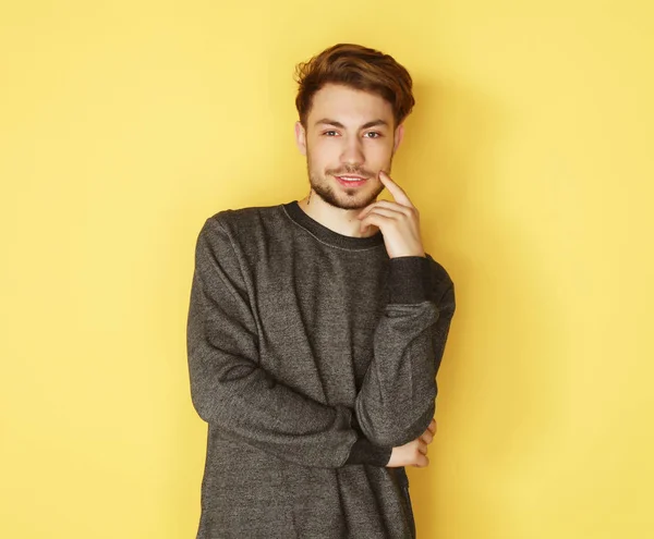 Porträt eines smarten jungen Mannes vor gelbem Hintergrund — Stockfoto