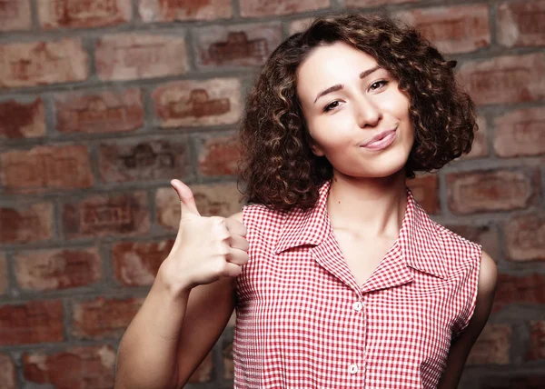 Stile di vita e concetto di persone: donna felice dare pollice in su — Foto Stock