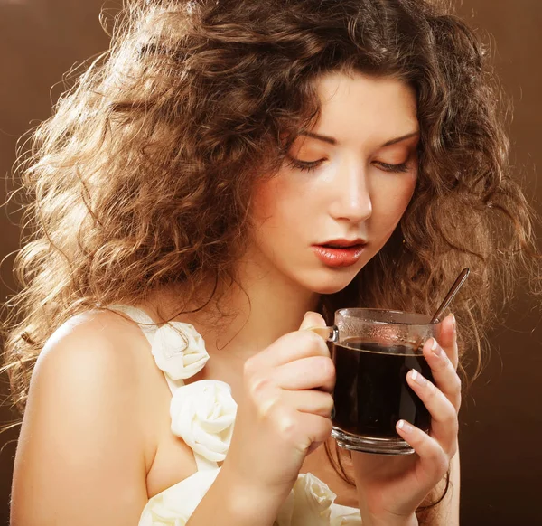 Jovem mulher bebendo café — Fotografia de Stock