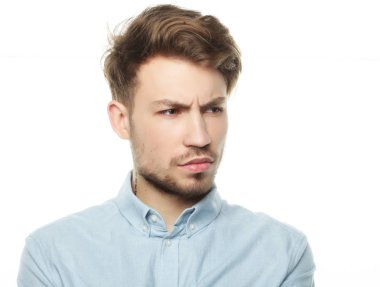 Casual adam beyaz üzerinde rahat poz