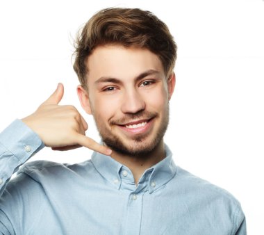 Casual adam beyaz üzerinde rahat poz