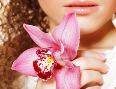 pembe orkide olan güzel kadın