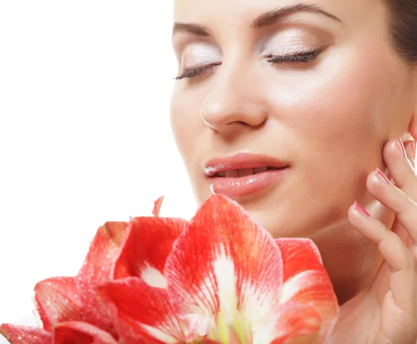 Hermosa joven con grandes flores de color rosa — Foto de Stock