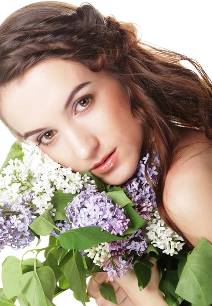 Joven hermosa mujer con flores de color lila — Foto de Stock