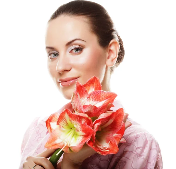 Joven hermosa mujer con grandes flores de color rosa — Foto de Stock