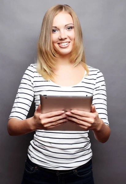 Schöne moderne Frau mit digitalem Tablet — Stockfoto