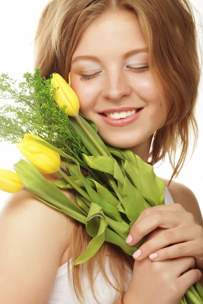 Mladá krásná žena s žlutými květy — Stock fotografie