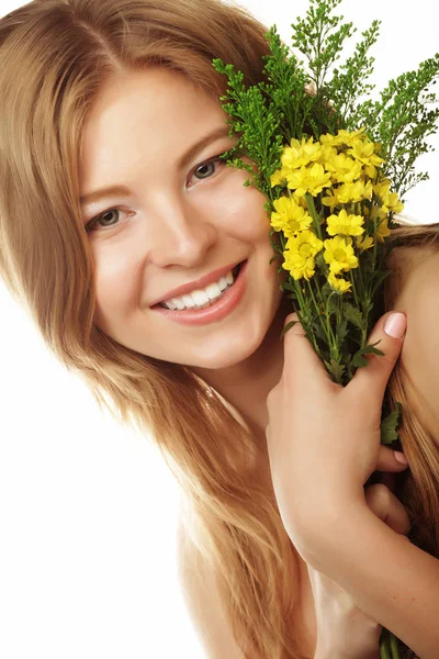 Mulher bonita nova com flores amarelas — Fotografia de Stock