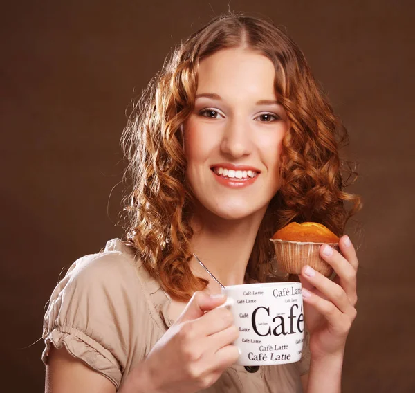 Jeune femme avec café et gâteau — Photo