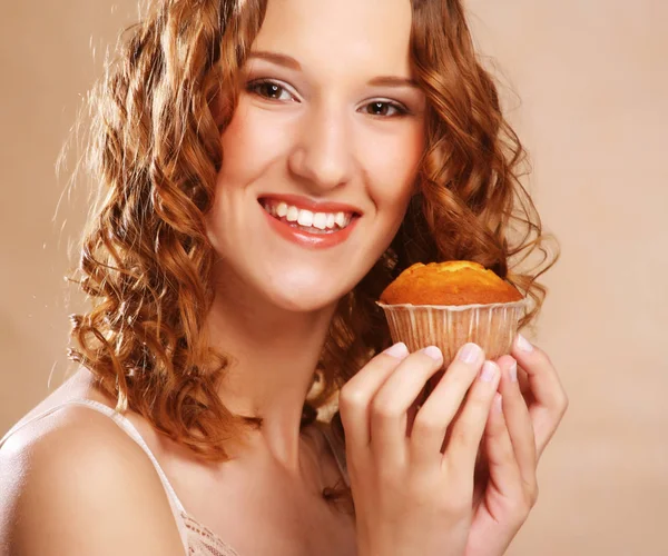 Joven chica de belleza con pastel — Foto de Stock