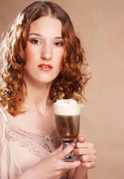 Mädchen mit einem Glas Kaffee mit Sahne — Stockfoto