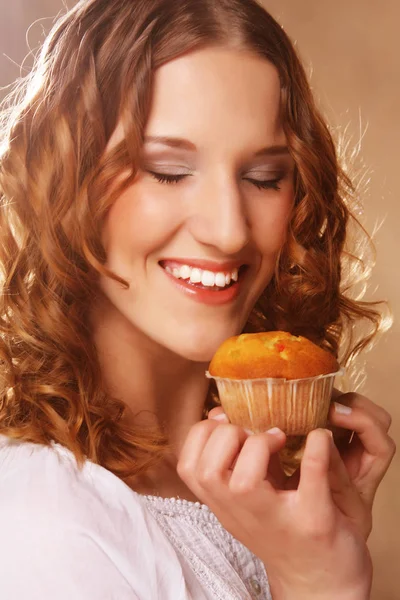Jovem mulher encaracolado com um bolo — Fotografia de Stock