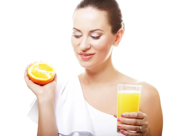 年轻快乐的女人喝橙汁. — 图库照片