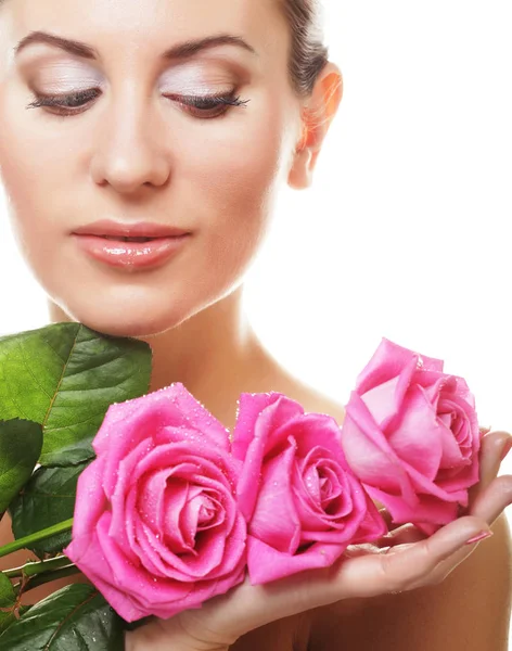 분홍색 장미를 든 아름다운 아가씨 — 스톡 사진