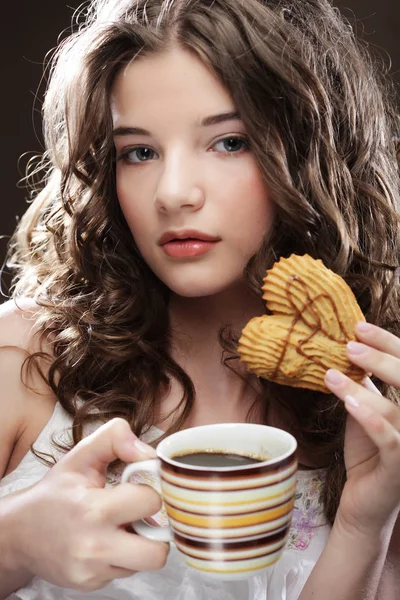 Young woman with coffee and cookies — Stock Photo, Image