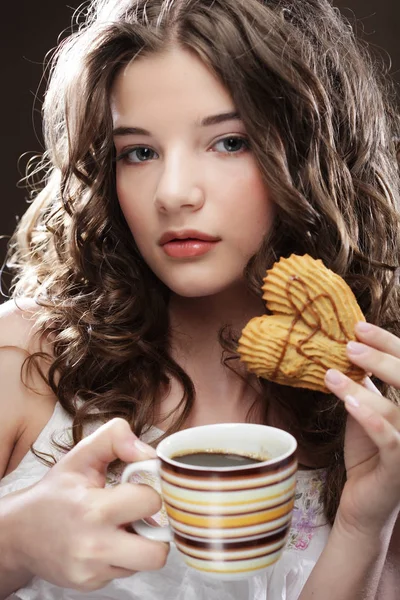 Jeune femme avec café et biscuits — Photo