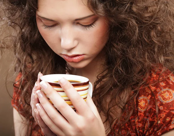 Krásná dívka, pít čaj nebo kávu. — Stock fotografie