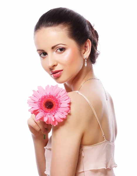 Mulher com flor de gerber rosa isolado no branco — Fotografia de Stock