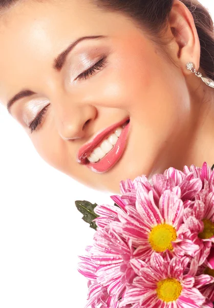 Mujer hermosa joven con ramo de flores de color rosa aislado en — Foto de Stock