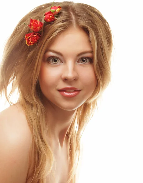 Mooie vrouw met rode bloemen in de haren — Stockfoto