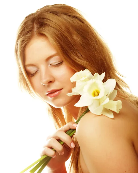 Bellezza viso della giovane donna con fiori bianchi isolati su wh — Foto Stock