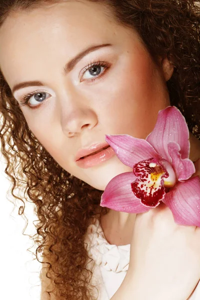 Vacker ung kvinna med pink orchid — Stockfoto
