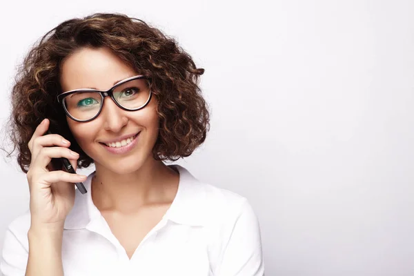 Usmívající se žena telefon mluví, izolované na šedé poza — Stock fotografie