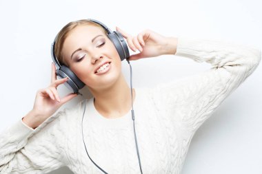 Beyaz arka plan üzerinde dans müzik genç kız.