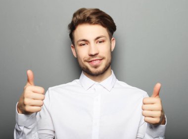 Yakışıklı adam mutlu gülümseme, ok hareket işareti ile elini tut