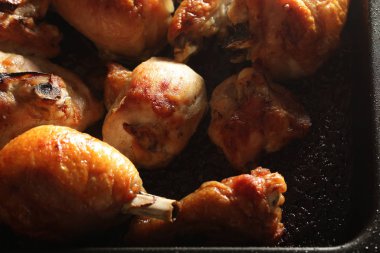 bir fırın çarşafında kavrulmuş tavuk