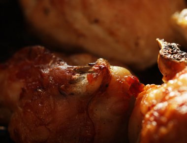 Kızarmış tavuk. Makro çekim.