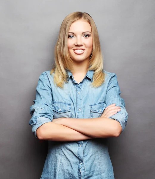 Bela sorridente jovem mulher.Sobre fundo cinza . — Fotografia de Stock