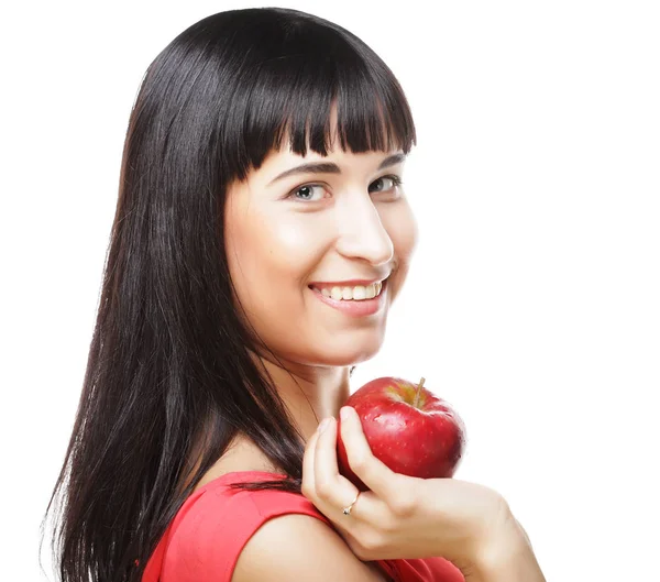 Mooie brunette vrouw met rode appel in handen — Stockfoto