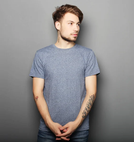 Hombre guapo en camisa gris en blanco — Foto de Stock