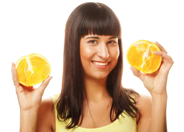手里拿着橙子的女人工作室的肖像在白色上被隔离了 — 图库照片