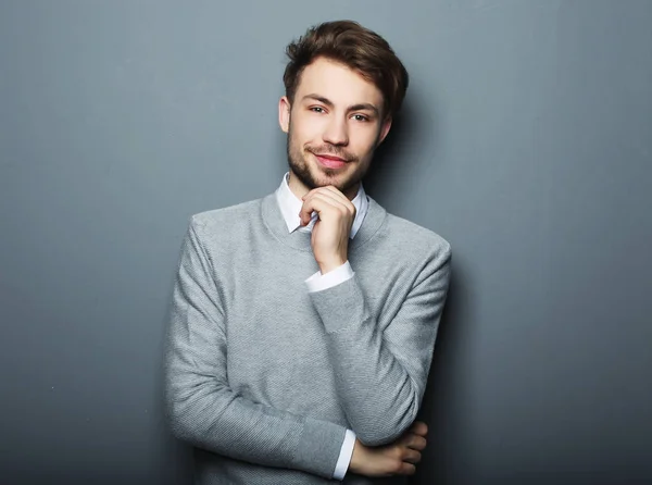 Porträt eines gutaussehenden, selbstbewussten Geschäftsmannes — Stockfoto