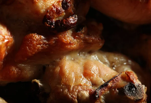 Cosce di pollo arrosto su una teglia da forno — Foto Stock