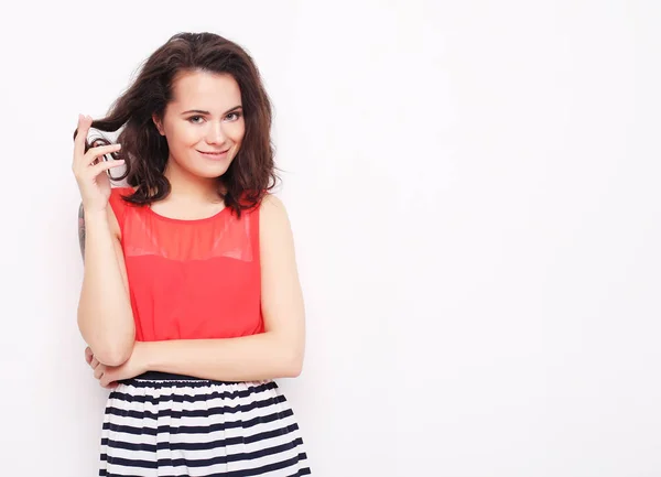 Jovem mulher vestindo roupas casuais, posando no fundo branco — Fotografia de Stock