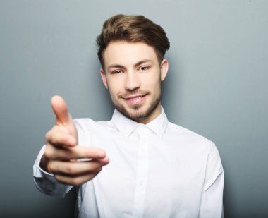 El sıkışmak için uzatılmış bir iş adamı.