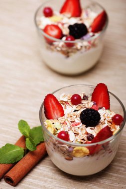 sağlıklı gıda - Yoğurtlu granola