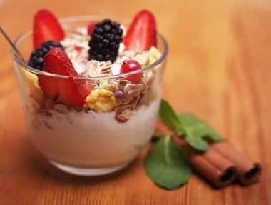 Granola taze meyveleri ve yoğurt ile