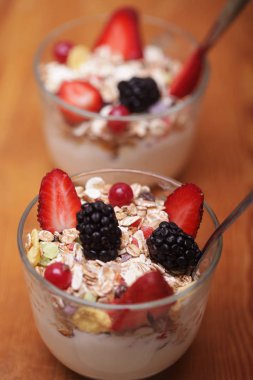 Granola taze meyveleri ve yoğurt ile