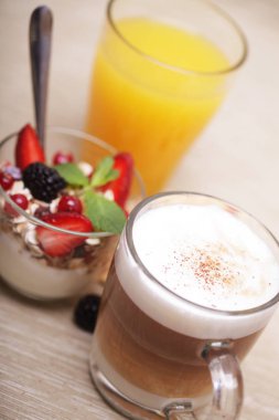 lezzetli breakfast - granola, kahve, bisküvi ve portakal suyu