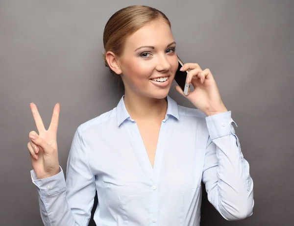 Portrait de femme d'affaires souriante téléphone parler et montrer OK — Photo