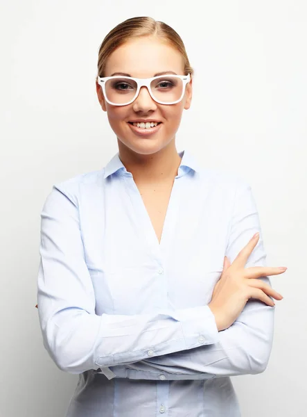 Retrato de feliz joven mujer de negocios sobre fondo blanco —  Fotos de Stock