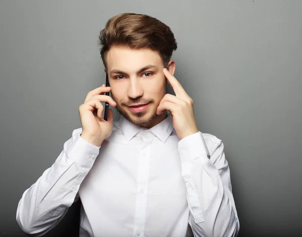 Portrait of a young businessman talking on the phone — Stock Photo, Image