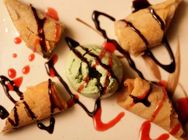 Ice cream and sweet rolls — Stock Photo, Image