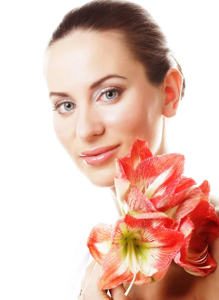 Bela jovem com grandes flores rosa — Fotografia de Stock